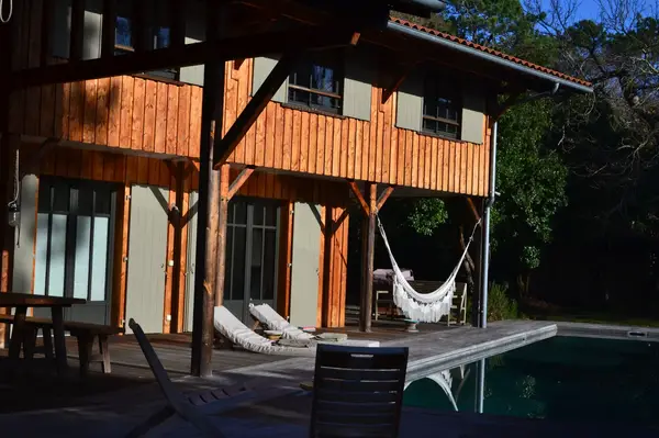 Vue extérieure de la maison depuis le jardin