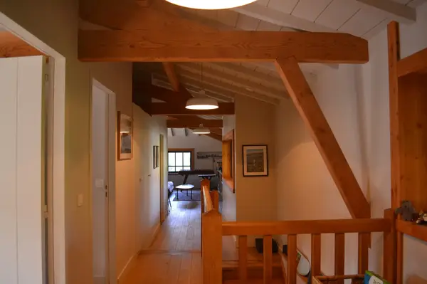 Façade de la maison et jardin arboré